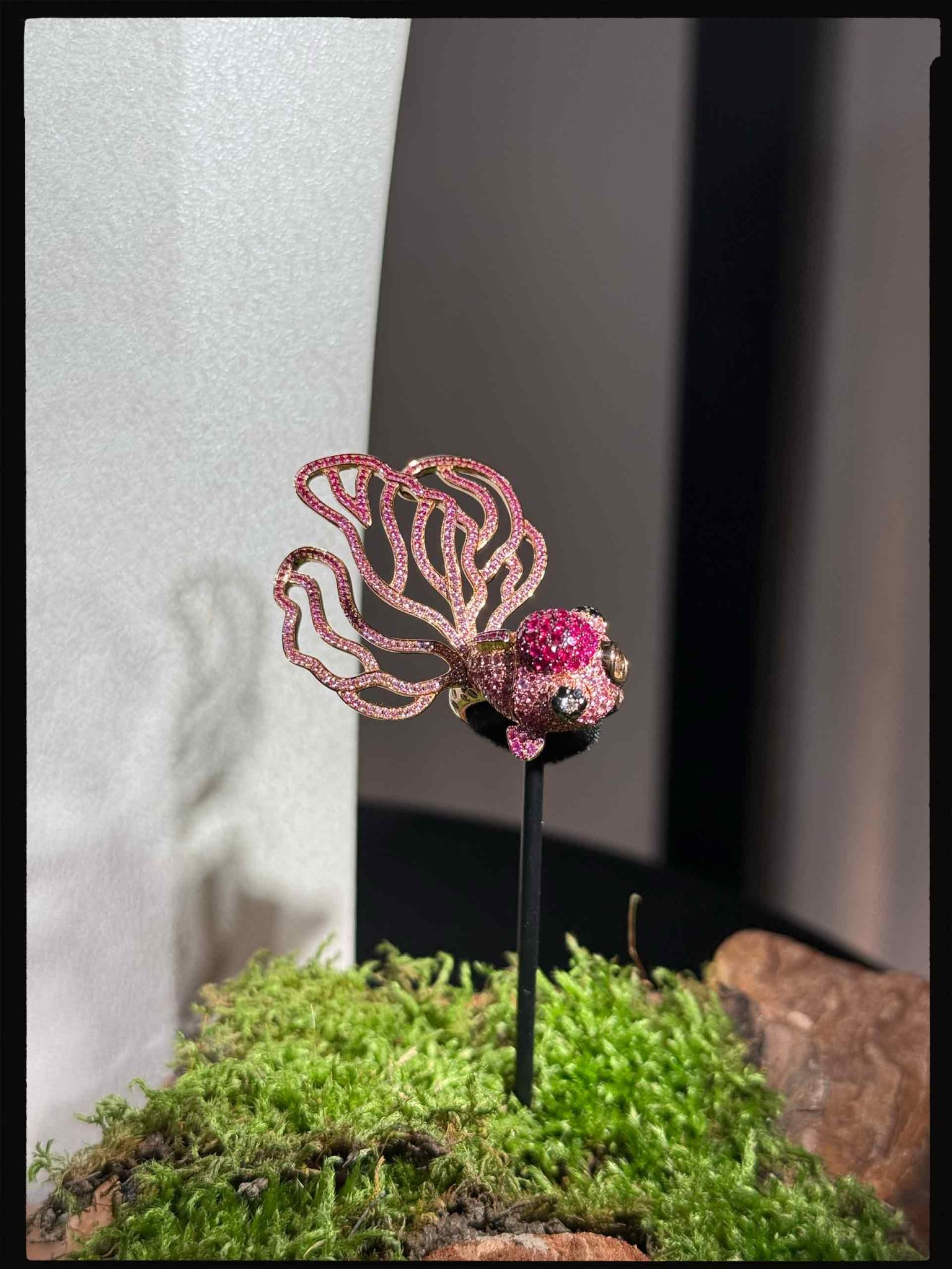 Un anillo de la colección Qin Qin.