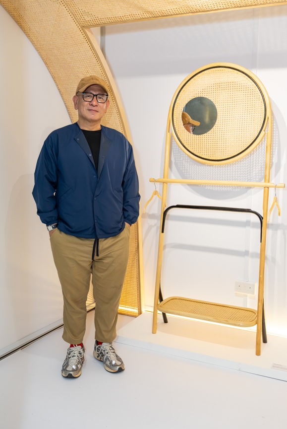 Nathan Yong's Mirror Stand. Image: NHB Singapore.